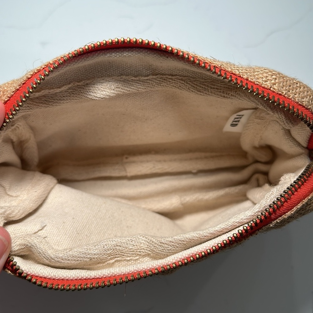 Feed Burlap Cosmetic Bag. Excellent Condition. Zip Closure with Tassel. - Picture 5 of 5